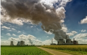 teren zielony w tle dymiace kominy elektrowni