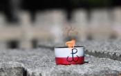 bialo czerwony znicz z symbolem powstania warszawskiego