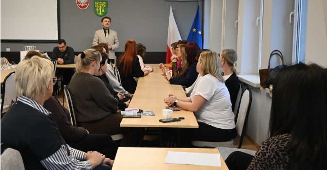 grupa osob siedzaca przy stole