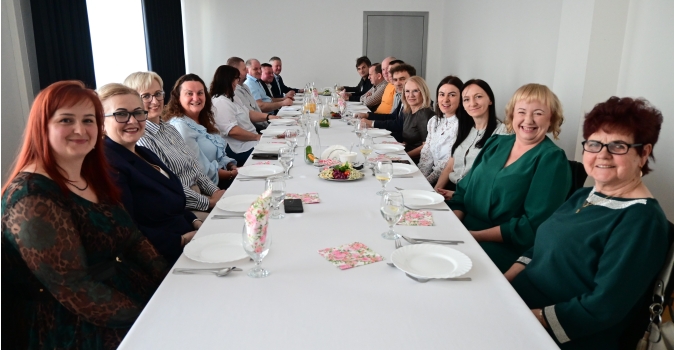 grupa osob przy stolach