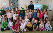 grupa dzieci przedszkolnych z pszczelarzem