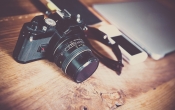 aparat fotograficzny na stole