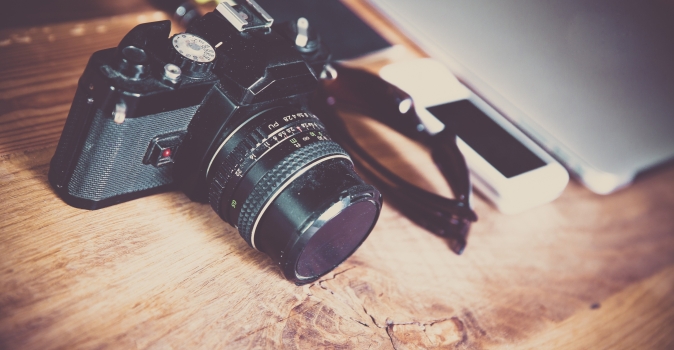 aparat fotograficzny na stole - autor markusspiske