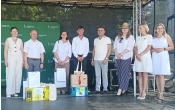 grupa osob stojacych na scenie